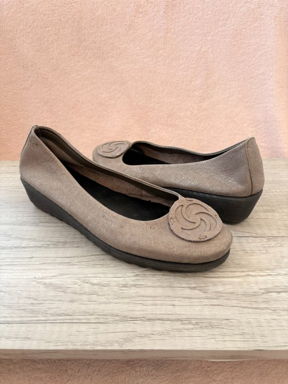 The Flexx Bon Bon Metallic Warm Gray Medallion Toe 1.5" Wedge Ballet Pump 7.5